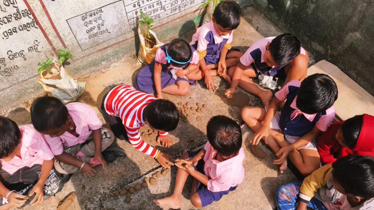 WCDOdisha's tweet image. Little hands, big imagination! 🌱👶
Preschoolers at an AWC in Jajpur explored the joy of clay modelling, shaping and learning while staying connected to Mother Earth.

A beautiful blend of creativity, culture and early learning!

#EarlyChildhoodEducation #AWC #Anganwadi