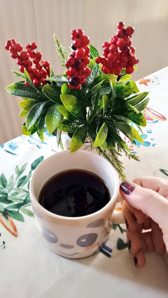 Kahvem elimde, kokinam masamda… Enerjisi yüksek, mis gibi bir gün olsun... 

#gunaydin ☕🎈
#carsamba