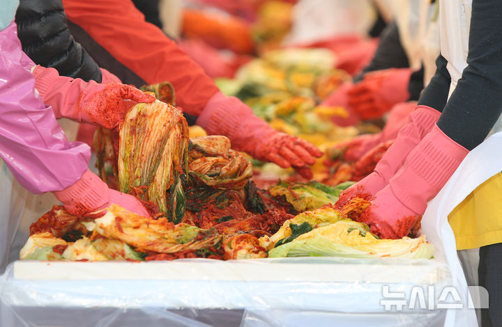 mangugsosung1's tweet photo. Kimchi-sharing season is here! Volunteers brought joy to many households. 💛
👉 https://t.co/oRScij0j7y
#SharingLove #VolunteerSpirit https://t.co/vVsW8pBE0Y