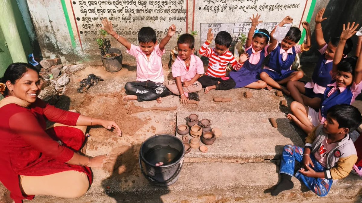 WCDOdisha's tweet image. Little hands, big imagination! 🌱👶
Preschoolers at an AWC in Jajpur explored the joy of clay modelling, shaping and learning while staying connected to Mother Earth.

A beautiful blend of creativity, culture and early learning!

#EarlyChildhoodEducation #AWC #Anganwadi