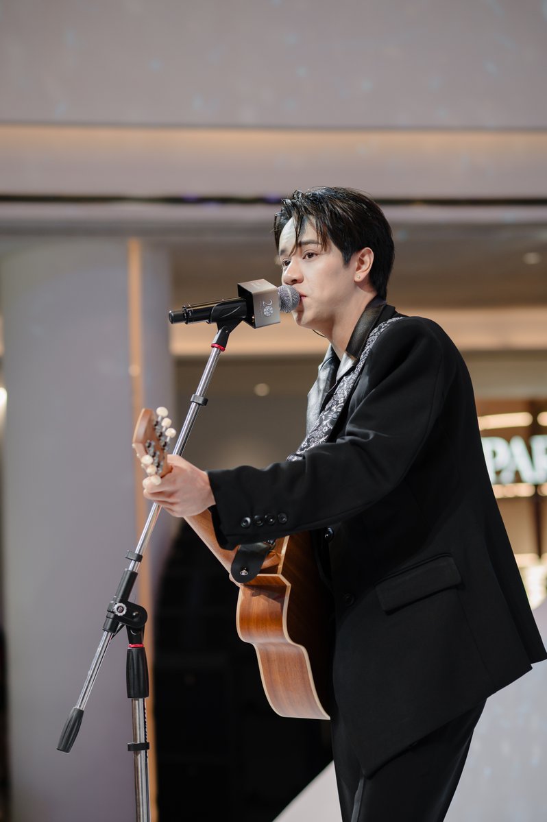 Siam_Paragon's tweet image. พี่ศิลปินจะมุมไหนก็หล่อสุดๆ 💙

#nanon_korapat ร่วมงาน สยามพารากอน ครบรอบ 20 ปี “A Journey of Extraordinary Dreams” บนเวที Grand Celebration Stage แฟชั่น ฮอลล์ ชั้น 1 สยามพารากอน

NANON AT SIAM PARAGON  

#mynameisnanon #SiamParagon20thAnniversaryxNanon…