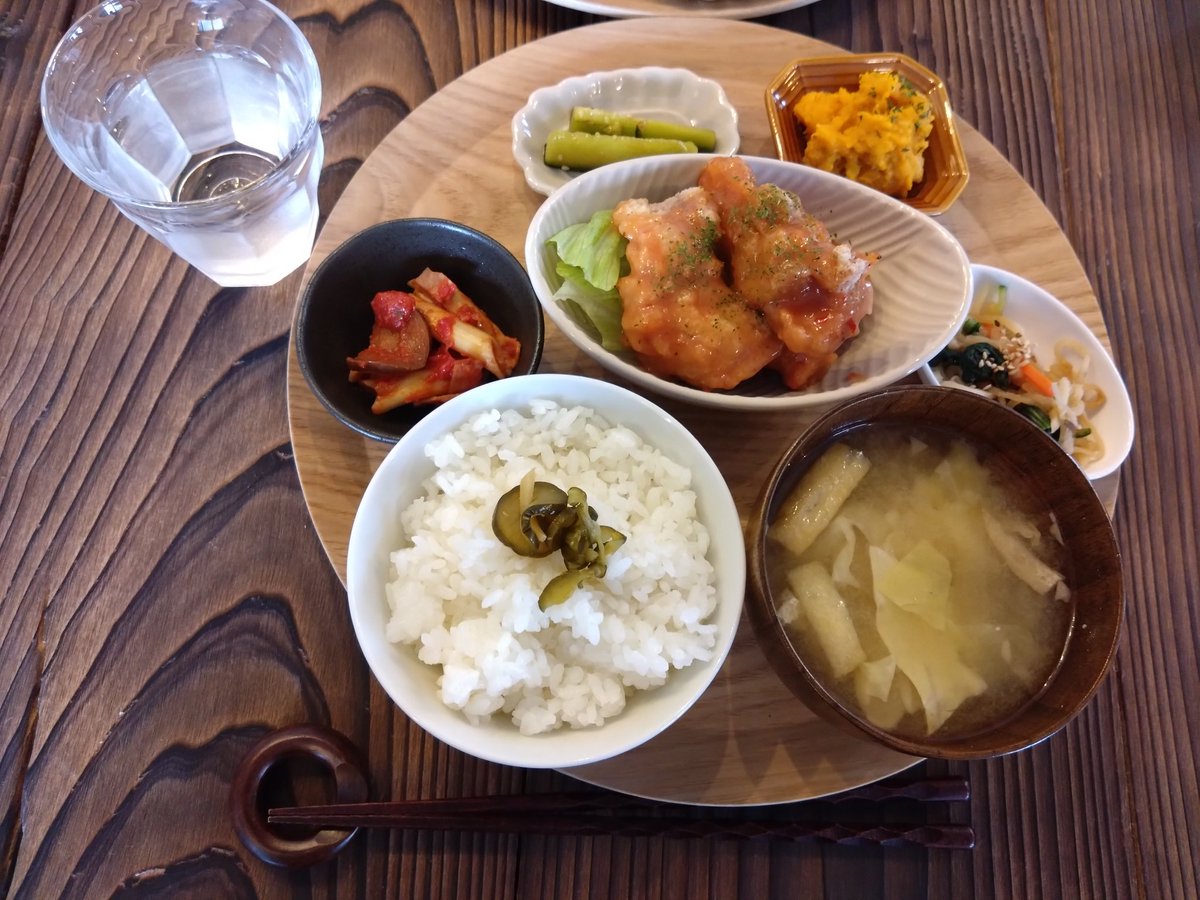 aUQCT1fOFjtsb5V's tweet photo. #OTENTO さんで12 時前にランチ😋手作りデザートも2〜3種類あるのも嬉しい(2枚目以降は前回のメニュー)器やカップも可愛い🎶

今日学んだこと
前日までにインスタのDMで予約すること https://t.co/3z3ASfD0pr