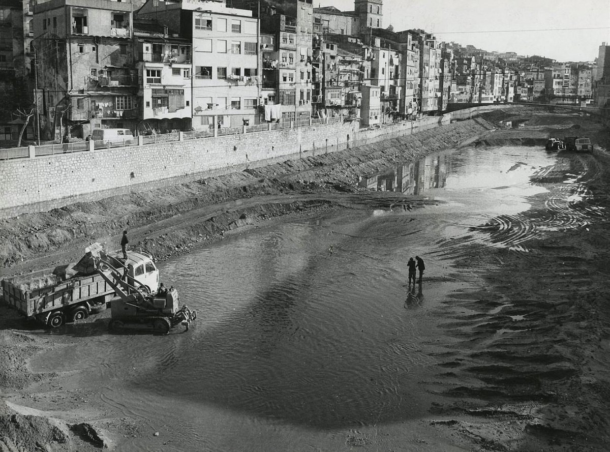 Gironanoticies's tweet image. Tal dia com avui del 1965 el Consell de Ministres aprova la canalització del riu Onyar al seu pas per #Girona