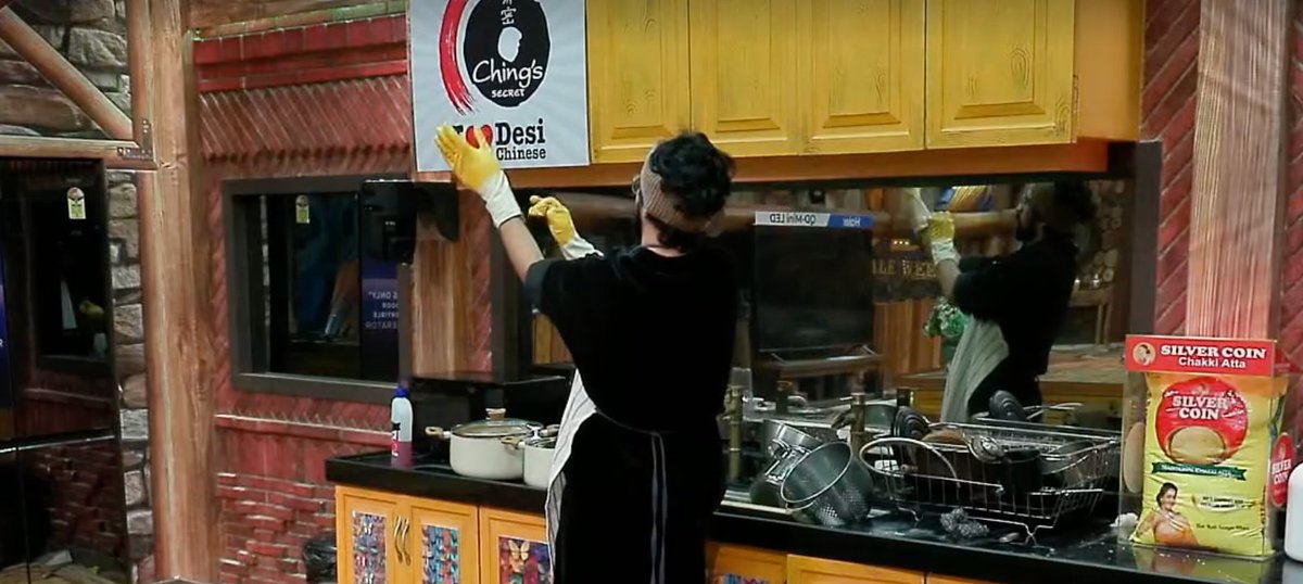 aanya_12's tweet image. cutie doing bartaan early in the morning!

#AmaalMallik #BiggBoss19 #LiveFeed