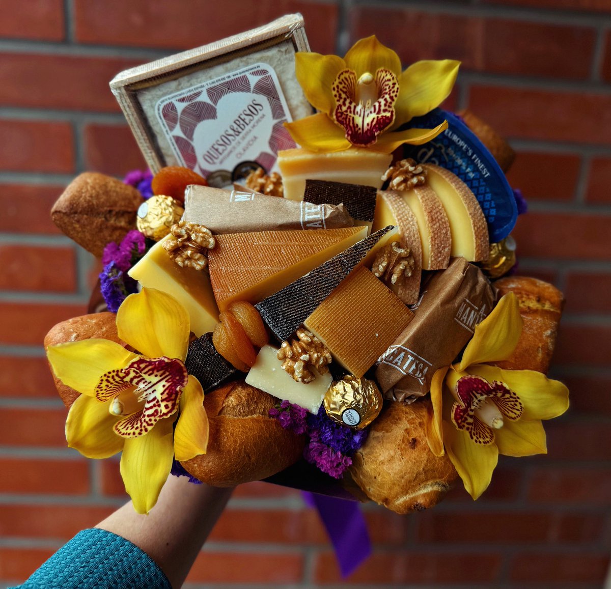 Ramo de quesos sabe a besos 😘🫶❤️

Katusha.es son ramos comestibles, personalizados y muy ricos 

Este ramito está creado con selección de quesitos gourmet de <a href="/LaManducateca/">La Manducateca</a> 👏 

Regala emociones esta Navidad 🎄 

#ramodequesos #quesosgoumet #ramoscomestibles