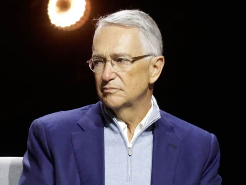 Hector_Zarinana's tweet photo. 🔴💥 BOOOOM 💥🔴

Lo que dijo el nefasto USURERO y EVASOR de Ricardo Salinas Pliego, es el rugido desesperado de un magnate que por décadas creyó que México era su caja chica y que ahora, ante un Estado que por fin le exige cuentas, responde con amenazas como si fuera virrey y no un empresario más.

Su advertencia ese ridículo “si se quieren quedar con TV Azteca les va a costar trabajo” y el “no me voy a callar” es el berrinche clásico del poder económico herido, del que ya no controla la Corte, del que descubre que la fiesta neoliberal se acabó y que los privilegios no son hereditarios.

Está furioso porque una Corte que ya no es servil resolvió en contra de los adeudos que por años se han discutido públicamente sobre sus empresas. Y claro, cuando el Estado deja de ser su abogado privado, él se erige en “perseguido político”, en “víctima del sistema”, en defensor de la “libertad”.

¡Vaya cinismo!
La libertad que él defiende es la libertad de no pagar, de no cumplir, de no rendir cuentas.

Cada palabra que lanza revela el miedo de los que siempre mandaron sin haber sido electos. Ahora que una Presidenta con legitimidad democrática como la Presidenta @Claudiashein y un proyecto popular se atreven a poner orden, salen los viejos caciques mediáticos a intentar dictar sentencia desde Twitter, como si la nación estuviera obligada a inclinarse ante ellos.

Lo que vemos no es fuerza, es pánico.

Pánico a un país que ya no se deja extorsionar moralmente por los poderosos.

Pánico a un gobierno que no les consulta antes de gobernar.
Pánico a la justicia fiscal, que para ellos es más terrorífica que cualquier revolución.

Porque cuando por fin se toca la puerta dorada donde por décadas se escondieron los privilegios, los millonarios gritan.

Y gritan fuerte.
Y gritan feo.

México ya entendió algo fundamental, no hay empresario, por rico que sea, por ruido que haga o por cadena de televisión que posea, que esté por encima del pueblo y de la ley.

Y si a Salinas Pliego le molesta…
peor para él.

La transformación no se negocia con quienes han ordeñado al país como si fuera un botín personal.