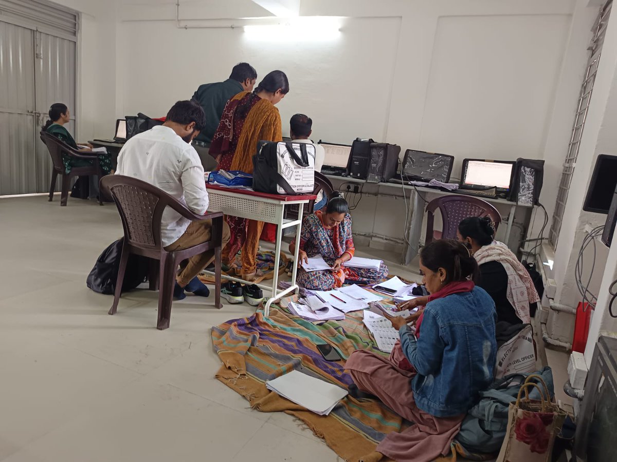 ૬૭-વાંકાનેર વિઘાનસભા મતદાર વિભાગ હેઠળના કુવાડવા મતદાન મથક ખાતે સ્પેેેેેશિયલ ઇન્ટેન્સિવ રીવીઝન (SIR) કાર્યક્રમ અંતર્ગત મતદારોને Enumeration Form ભરવામાં પડતી મુશ્કેલી અંગે કેમ્પનું આયોજન કરવામાં આવ્યુ.