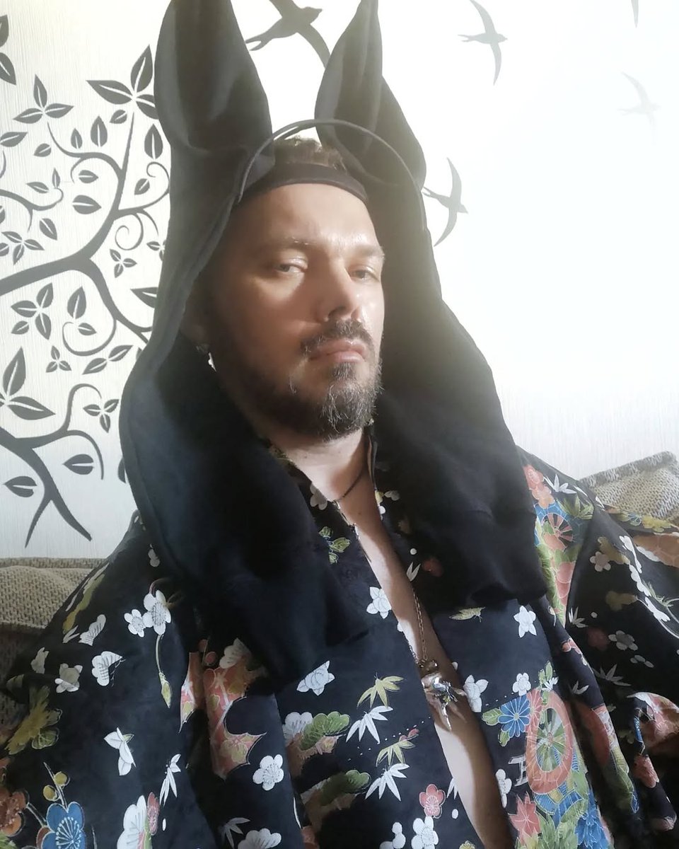 Давайте сюда ваше селфи и какой- нибудь факт, который не соответствует вашей внешности.

В 1994году работал учителем в школе год