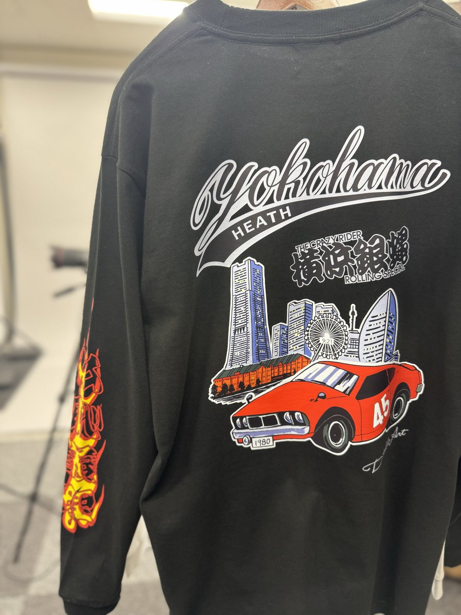 そして…！
今までシークレットだったこちらもいよいよ明日発売！
横浜銀蝿さんとのコラボロングスリーブが明日12/4 あさ10時より発売です！
ただいま急ピッチで最終準備中💨

#横浜銀蝿 #ギャランGTO #仏恥義理