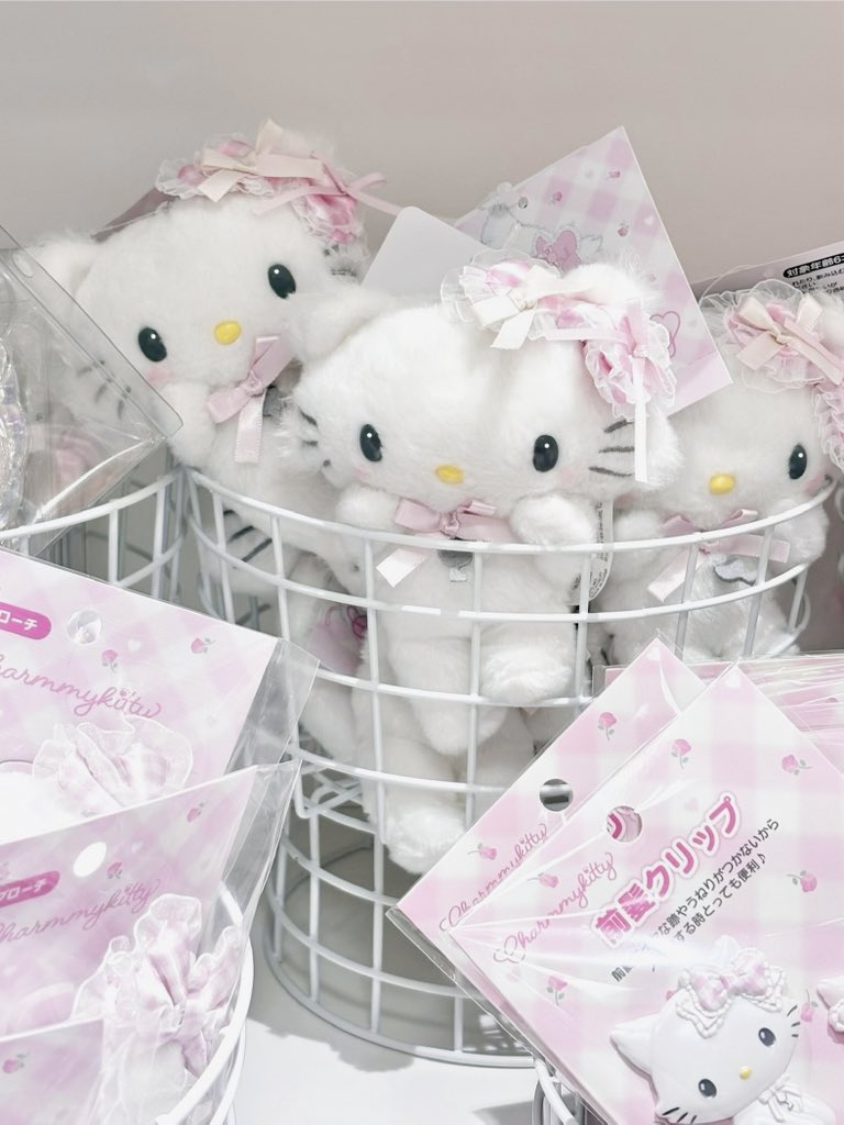 r_o7s2's tweet photo. サンリオ新作のチャーミーキティちゃん、実物も本当に可愛い見て😭😭♡
リボン沢山ついてるの大天才( ĭ ⩊ ĭ )🚰💞 https://t.co/DwUoB0rJCm