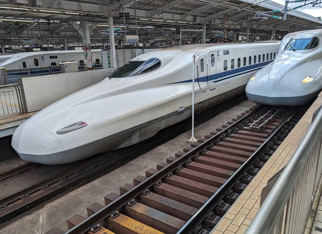 🚄 Hyderabad–Bengaluru Bullet Train Update
Soil testing has begun in Andhra Pradesh along the 263 km corridor.
Designed for 320 km/h, the route will cut travel time to 1 hr 20 min from Kurnool → Bengaluru.