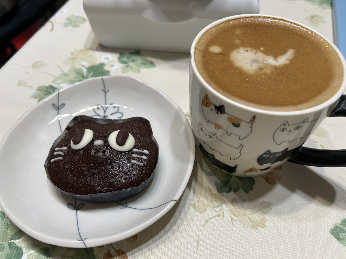 katz_cub110's tweet image. 福島で捕獲したクロネコさん
Mains de Chaton さんの美味しいケーキ。
コーヒーに良く合います。
#Mains de Caton 
#クロネコケーキ
#福島の道の駅