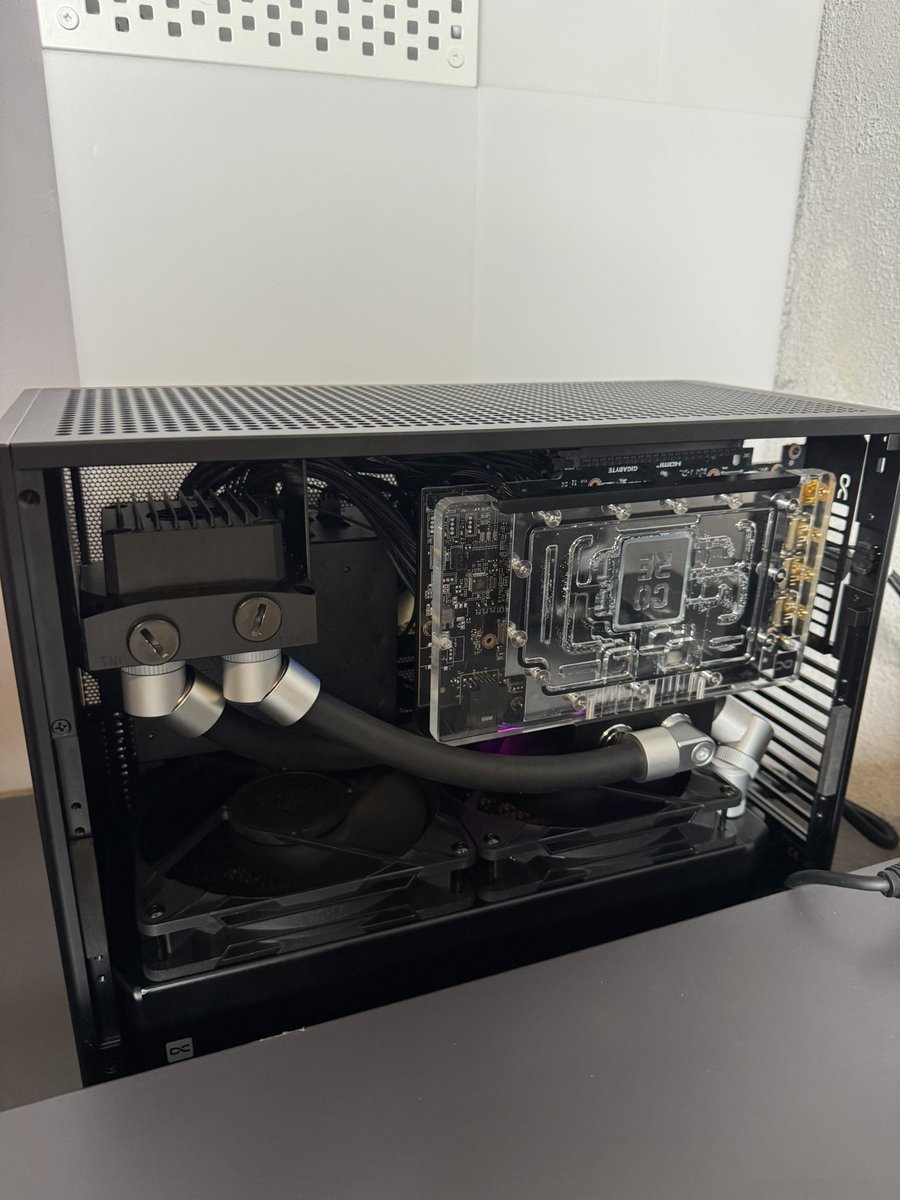 hakunevl's tweet photo. 0 hours slept. 13h of building and fixing tubes 🧎🏻
My back hurts insanely bad ngl (i was doing all that stuff standing)
I wish I never built custom loop in sff
#ncase #ncasem2 #customloop #watercooling #sff https://t.co/ZvoBVEBWuU