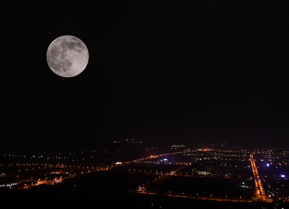 スーパームーンが5日未明に出現】今年2番目に大きな満月が12月5日未明