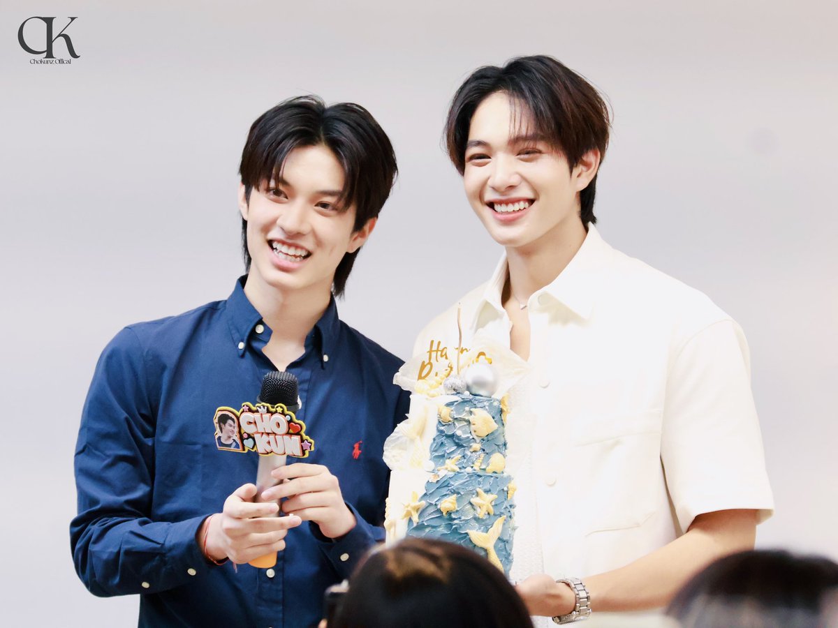 champzarr's tweet image. ปีหน้ารอชมซีรีส์ #17thspringseries 🎉

เก็บตกวันเกิดน้องโชกุน 🎂
รวมตัวคนรักน้อง
ปล.คนที่มีลักยิ้มก็มา😳
น่ารักคู่ โดนตกเลย💯

ขอบคุณพี่เอก
พี่น้องบ้านโชกุน
แฟนคลับทุกคน
ร่วมมือกันฟินมาก

#Chokun20thOceanLand 
#ChokunAston 
#Chokunz_jkz 
#Chokunputtipong
#จ้างแชมป์ยังไงก็คุ้ม