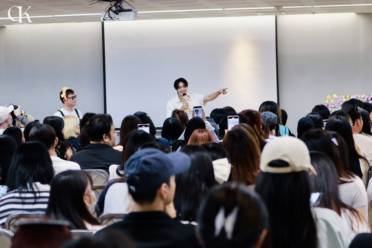 champzarr's tweet image. ปีหน้ารอชมซีรีส์ #17thspringseries 🎉

เก็บตกวันเกิดน้องโชกุน 🎂
รวมตัวคนรักน้อง
ปล.คนที่มีลักยิ้มก็มา😳
น่ารักคู่ โดนตกเลย💯

ขอบคุณพี่เอก
พี่น้องบ้านโชกุน
แฟนคลับทุกคน
ร่วมมือกันฟินมาก

#Chokun20thOceanLand 
#ChokunAston 
#Chokunz_jkz 
#Chokunputtipong
#จ้างแชมป์ยังไงก็คุ้ม