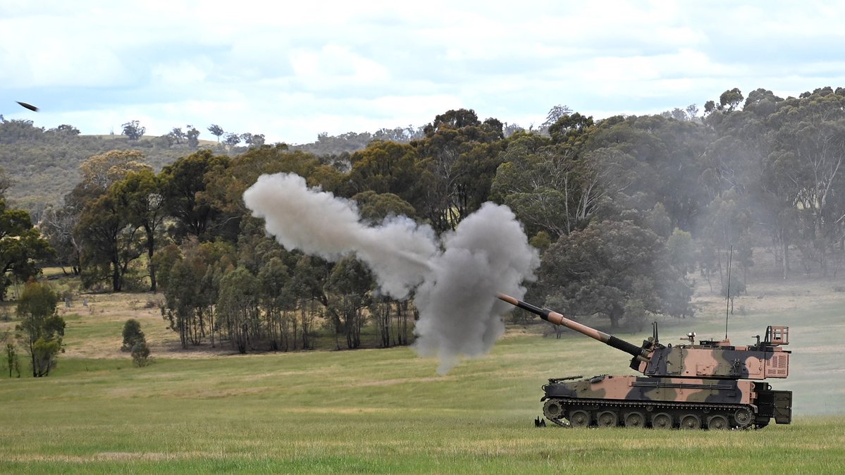 DefenceAust's tweet image. For the first time, @AustralianArmy soldiers have fired a 155mm Huntsman AS9 Self-Propelled Howitzer on Australian soil, marking a major milestone in Army capability.
 
Soldiers from the School of Artillery and 4th Regiment Royal Australian Artillery recently conducted intensive…