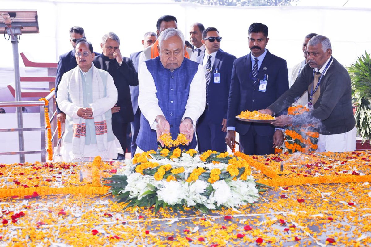 माननीय मुख्यमंत्री श्री <a href="/NitishKumar/">Nitish Kumar</a> ने भारत के पहले राष्ट्रपति देशरत्न डॉ राजेंद्र प्रसाद को उनकी 141वीं जयंती पर नमन किया।

माननीय राज्यपाल श्री आरिफ मोहम्मद खान के साथ मुख्यमंत्री श्री नीतीश कुमार जी ने पटना में देशरत्न के समाधि स्थल राजेंद्र घाट पर जाकर उन्हें आदरांजलि दी।