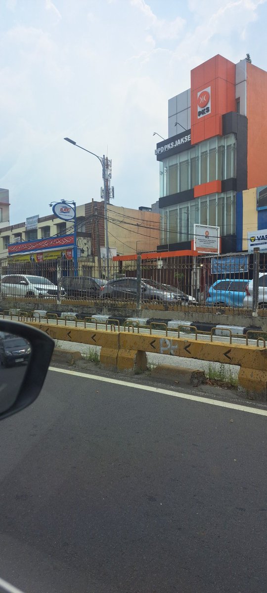 apixiedustt's tweet photo. Definisi bersyukur bahkan untuk hal kecil :

Jalur gw             vs      jalur sebelah https://t.co/40G5v54XPx