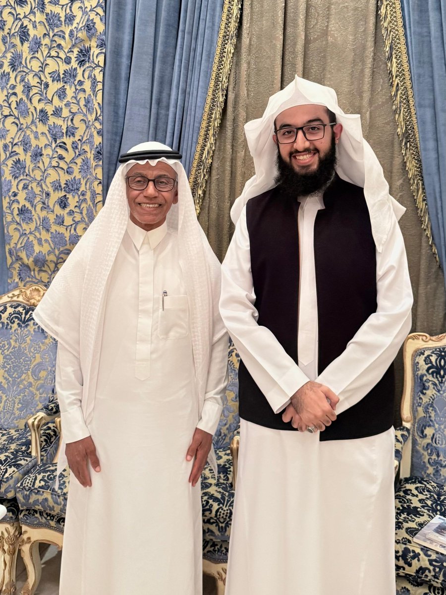 ahmedgh1425's tweet photo. على هامش الأمسية التي احتضنتها ثلوثية الدكتور المشوح @tholothia سعدتُ بلقاء سعادة الأستاذ سهم بن ضاوي الدعجاني @sahemaldajany وهو ممن كان لتوجيهاته أثر بالغٌ في مسيرتي منذ سنوات عندما كان مديرًا لمكتب التعليم بقرطبة.
فهذا الرجل الكريم، الذي شرّف الأمسية بحضوره، كان حاضرًا في مراحل حياتي المبكرة كلها:
كان راعيًا لحفل تخرُّجنا في الابتدائية، ثم في المتوسطة، ثم ختم ذلك بتشريفه حفل تخرجنا في الثانوية؛ كأنما قُدّر له أن يكون شاهِدًا على مفاصل نشأتنا الأولى!
ولا أنسى ما حييت يوم وقفتُ متحدثًا نيابةً عن زملائي الخريجين في حفل تخرجنا من المرحلة الثانوية. 
ألقيت كلمة ارتجالية لم أُعِدّ لها ورقًا ولا مسوّدة، وإنما اعتمدت فيها على ما جادت به اللحظة.
وما إن فرغت من الكلمة حتى أشار إليّ الأستاذ سهم بالنزول من المنصّة، فدنوت منه، وأخذ بيدي، وأثنى عل إلقائي وارتجالي، وقال أمام الجمع كلماتٍ لا تزال تضيء قلبي إلى اليوم: كلماتُ إشادةٍ وتثمينٍ وتحفيزٍ، بقيت معها أشعر أن تلك اللحظة كانت في حقيقتها نقطة انعطاف في مسيرتي.
ولم أملك البارحة حين وقفت معه لالتقاط الصورة إلا أن أستعيد الموقف، وأذكّره بما كان من أثره؛ فسرَّ بذلك سرورًا يليق بنُبل قلبه، ووفاء روحه.
إن من النّعم التي تستحق أن تُروى، أن يكتب الله في طريق المرء رجالًا يفتحون له نوافذ من ضوء، ويُلْقون في دربه كلمةً تصير وقودًا لسنوات طويلة.
والأستاذ سهم بن ضاوي - سلمه الله - أحد أولئك الذين تركوا في القلب علامة لا تُمحى.