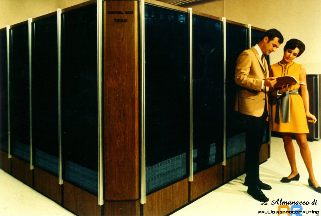 ApuliaRetro's tweet image. Il 3 dicembre 1968 la Control Data Corporation presentò il CDC 7600, progettato da Seymour Cray e considerato il primo vero supercomputer. Capace di quasi 40 Megaflops, rivoluzionò la ricerca scientifica grazie alla sua velocità e ⬇️
