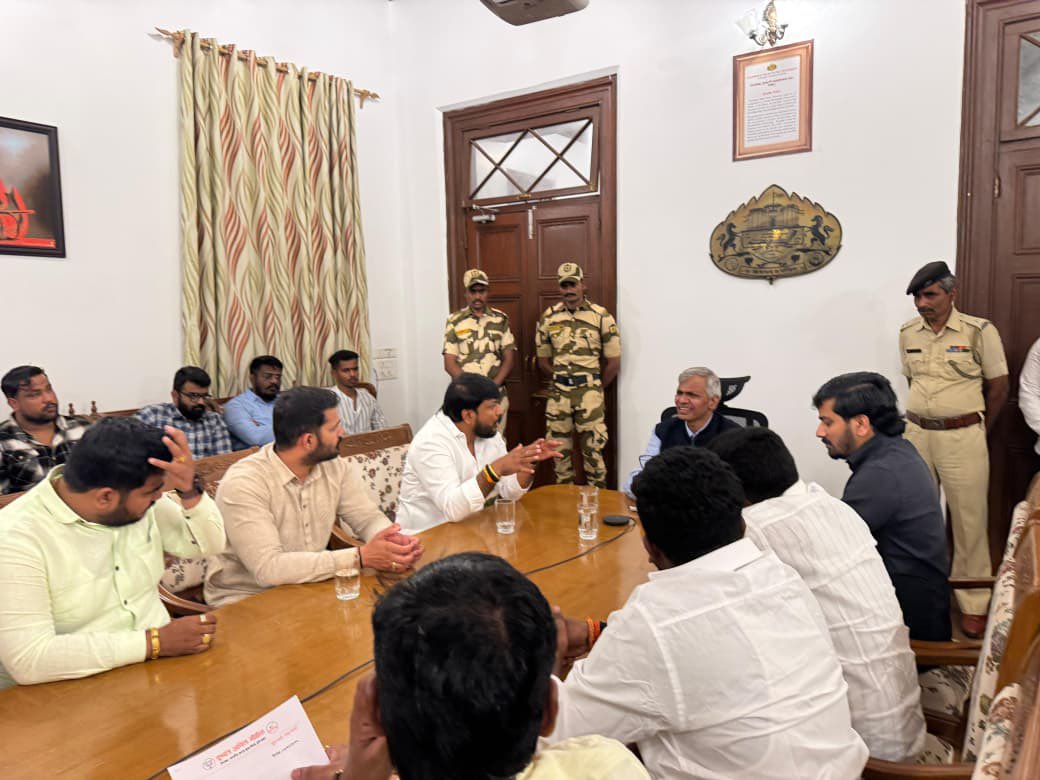 ✅SET विभागातील अधिकारी व प्राध्यापकांची निष्पक्ष उच्चस्तरीय चौकशी
✅ दोषींवर कठोर शिस्तभंगात्मक व कायदेशीर कारवाई
✅ संपूर्ण परीक्षाप्रक्रियेचे टेक्निकल ऑडिट व सुरक्षा पुनरावलोकन
✅ विद्यार्थ्यांच्या विश्वासासाठी स्पष्ट, जवाबदार निवेदन
✅ भविष्यासाठी शून्य-सहिष्णुता धोरण