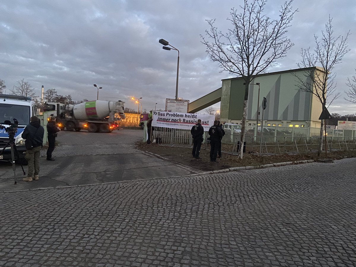 Guten Morgen aus #Dresden. Heute soll hier im u.U. letzten #NSU-Prozess Beate Zschäpe aussagen. Gegenüber des Gerichts hat sich eine kleine Kundgebung postiert #Sachsen