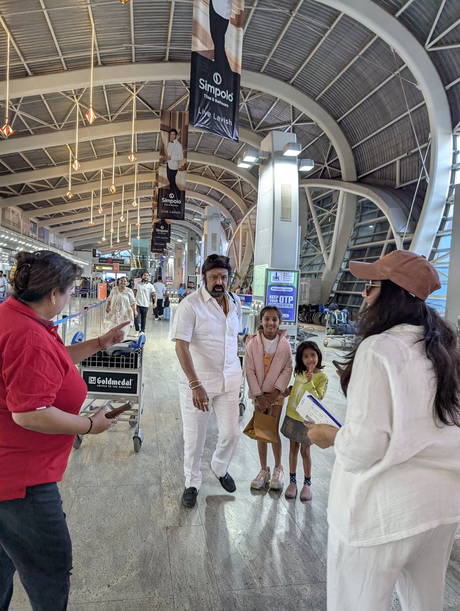 hrmnpm's tweet photo. @cinemaa_world_ Who is the guy in the gif I'm pretty sure I saw him at Bombay airport https://t.co/eG7SISgNJz