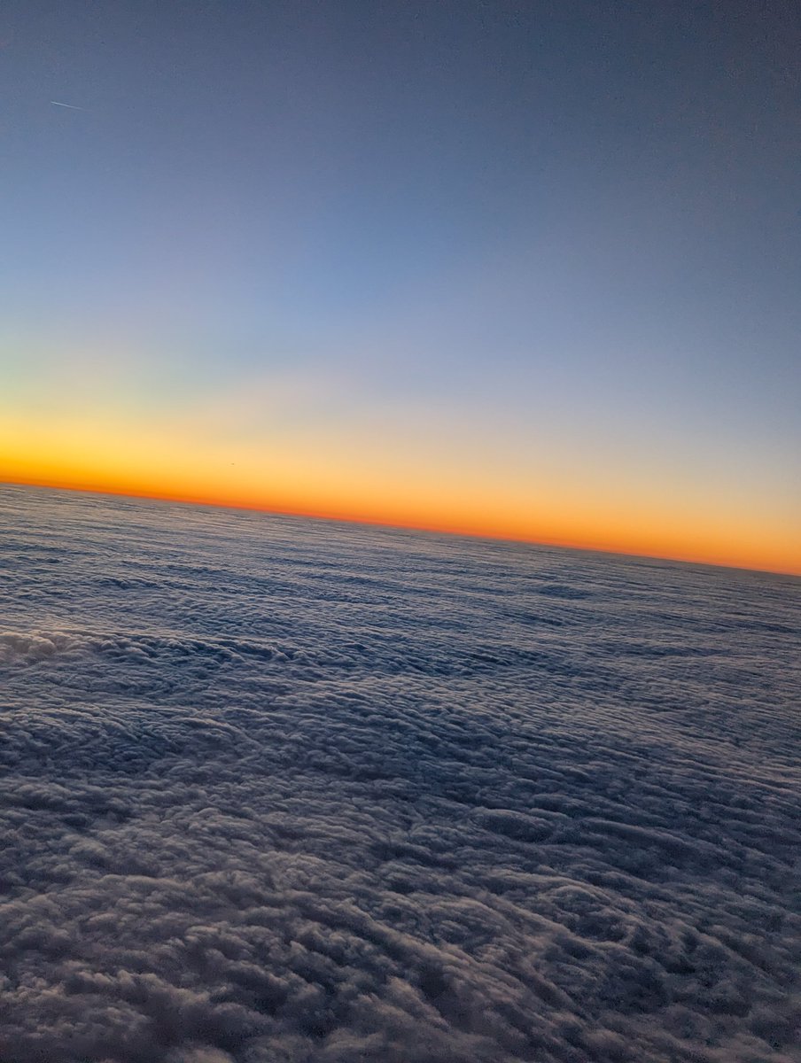 tmnoe's tweet photo. Traveling for work isn't as glamorous as I believed it to be 10 years ago, but it has its perks! What a sunset above the clouds. #VisibleLearning https://t.co/2u02YvJD8Q