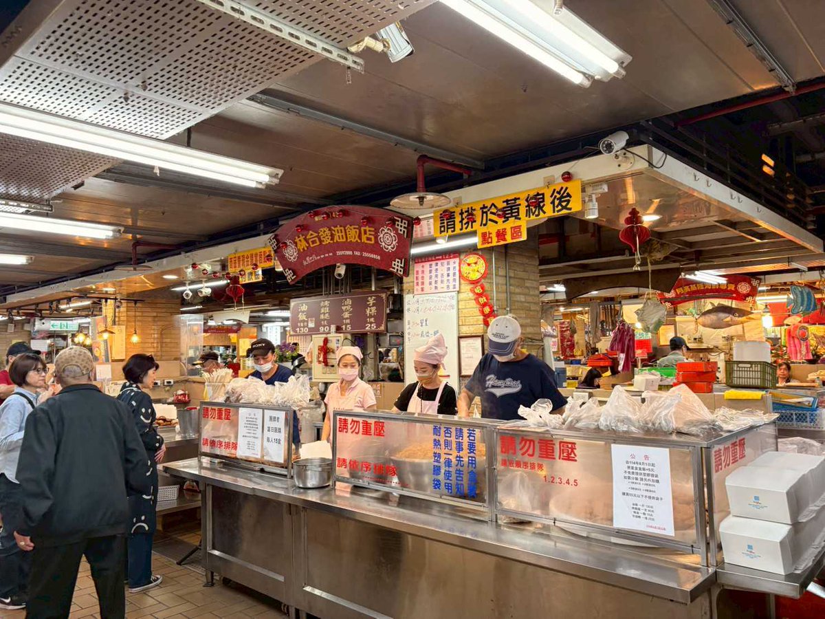 usubar_eats's tweet photo. ここ2年で3度目の台湾旅行に行ってきたので備忘を兼ねてメモ。

・麺線の中でも阿宗麺線がカツオ効いててやっぱり美味しい（段階的にチリ2杯、ガーリック3杯、最後に黒酢1杯を足していくのが個人的な好み）

・迪化街の市場の入口のおこわのチキン入った弁当はめちゃ美味い(林合發油飯店) https://t.co/FkThKTdU8h