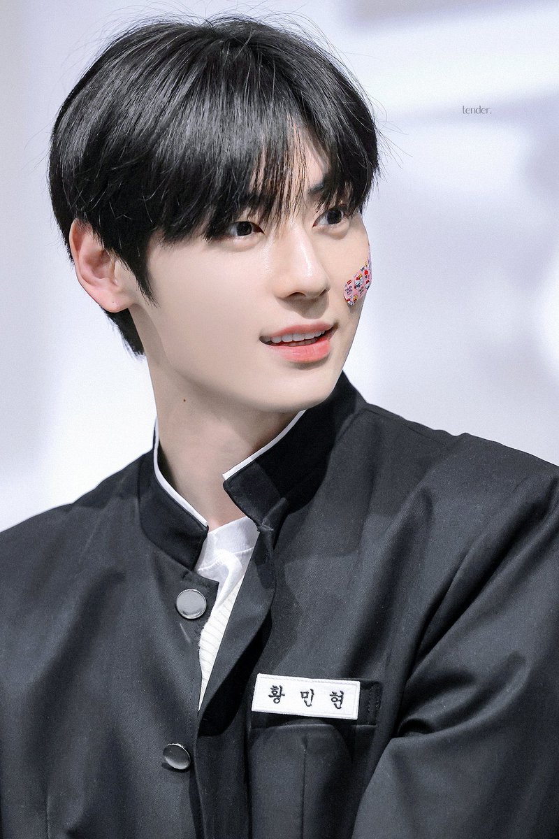 cooolmit's tweet image. 230318 황민현 얼굴 참 좋음…