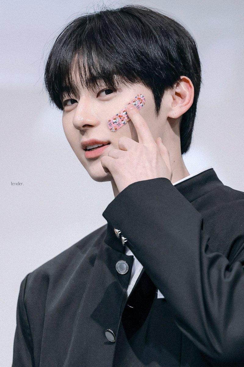 cooolmit's tweet image. 230318 황민현 얼굴 참 좋음…