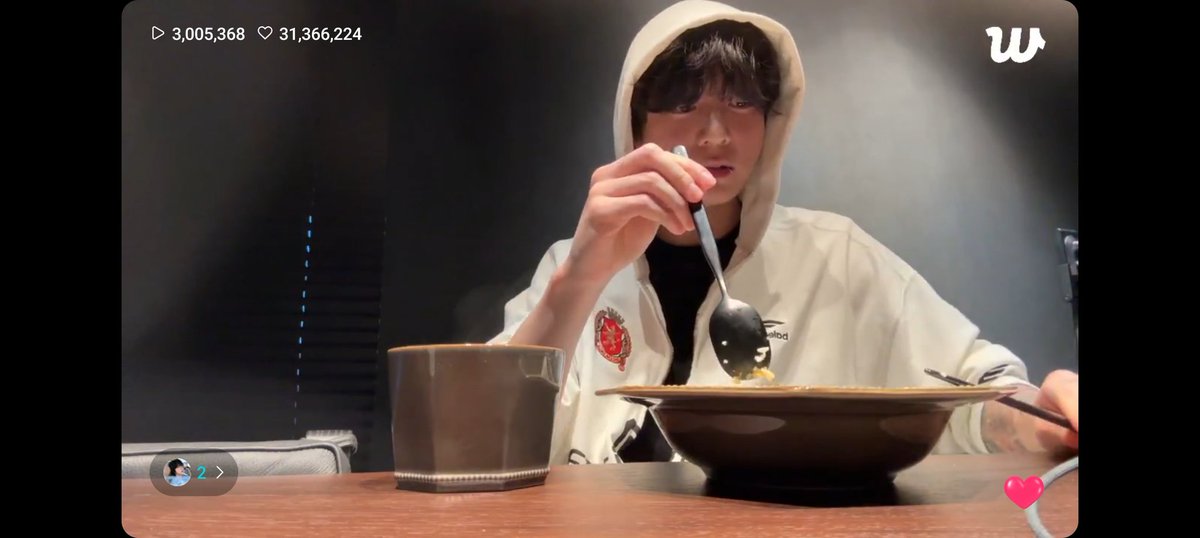 Jungkook anda con medio pueblo por ahí, siento que lo estoy interrumpiendo, pero agradezco la confianza de hacer live