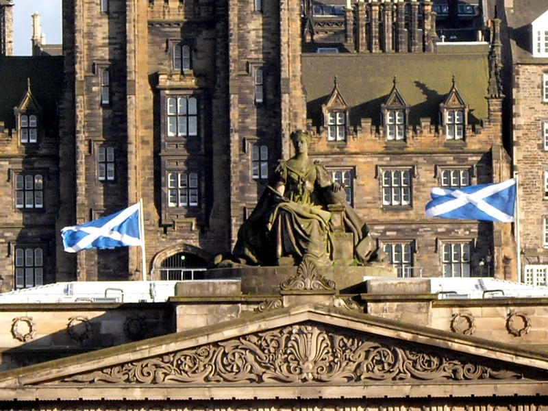 ESCÒCIA A DUES NAUES LENGÜES OFICIAUS Enguan lo parlament escocé aprovèc ua naua lei que confirma que la lenga gaelica e er escocés (nomentat Scots) tanben son lengües oficiaus en Escòcia. Lo decret permeterà poder ensenhar aguestes lengües shorturl.at/XcimN