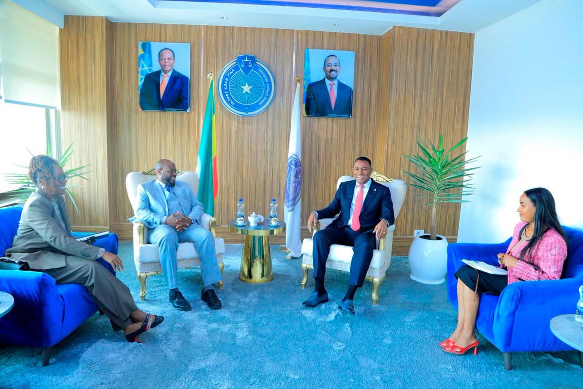 ሌላ ጥሩ ምልክት! በዛሬው ዕለት የኢትዮጵያ  ፌደራል ፖሊስ ኮሚሽነር ጀኔራል ደመላሽ ገ/ሚካኤል  በኢትዮጵያ  የአሜሪካ አምባሳደር ኤርቪን ማሲንጋ በቢሮአቸው ተቀብለው አነጋገሩ።