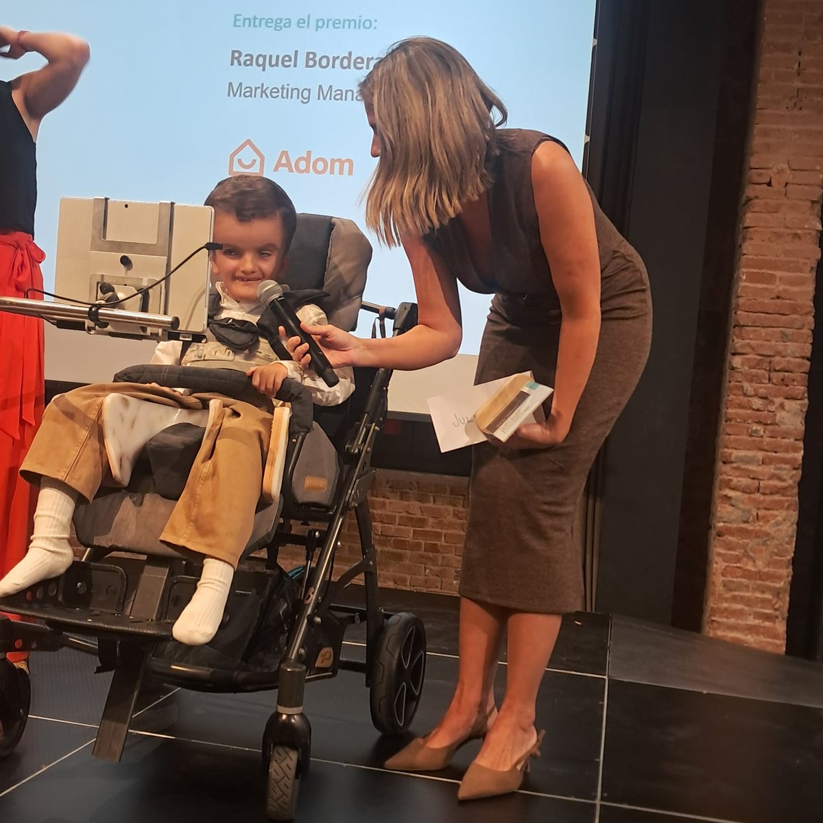 -A la sociedad le pido empatía, q no mire con pena o tristeza. Sí con cariño y curiosidad 
-A las administraciones + recursos educativos y terapéuticos, reducción de la burocracia y listas de espera, y + y mejores medios y personal para la sanidad pública 
#DíadelaDiscapacidad