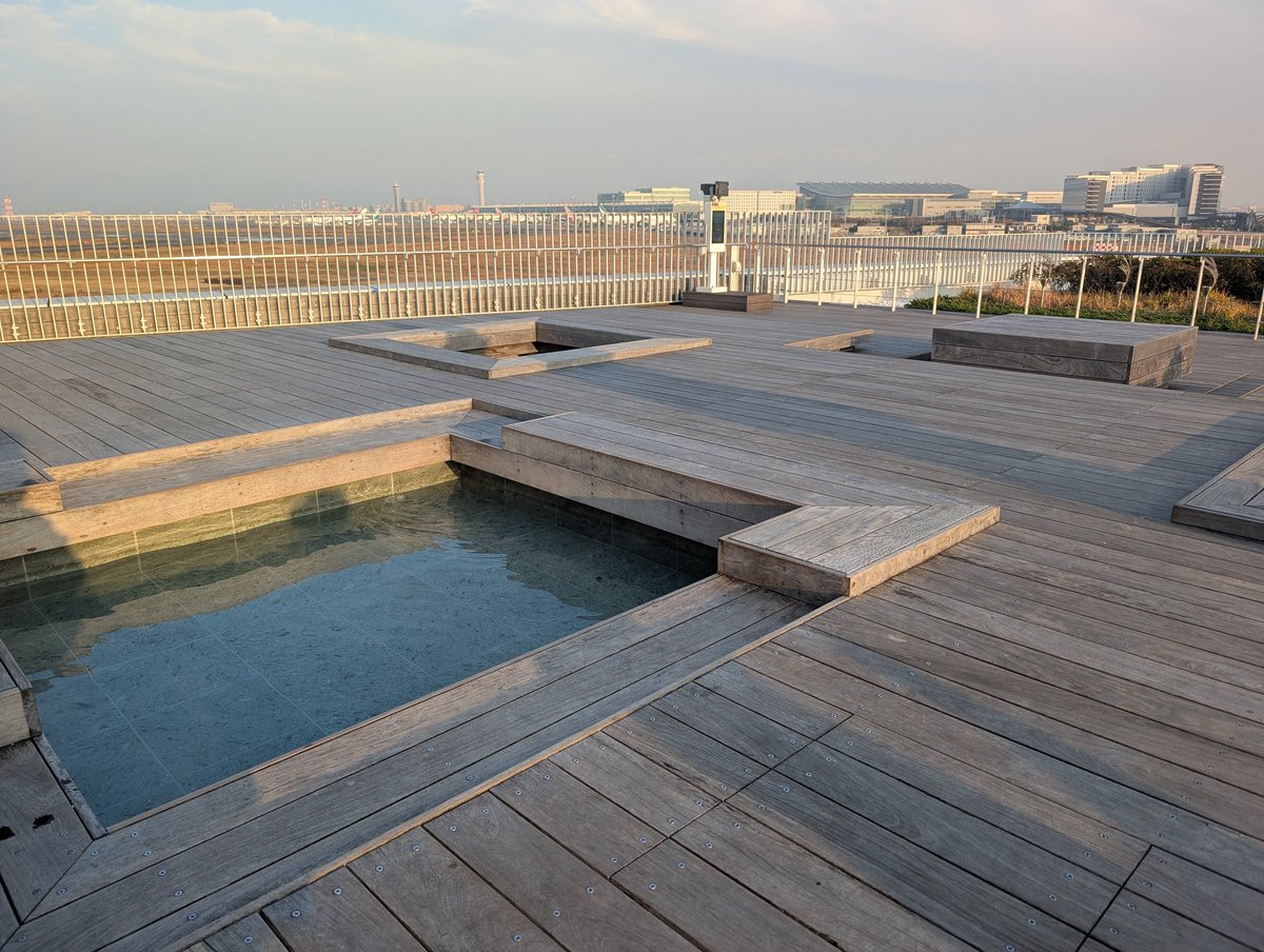 naga_suica's tweet photo. あれから何年。初めて来れた😁
足湯に初めて浸かってみました♨️
気持ちいぃ〜☺️

レンタカー返したら隣の建物だった💦

#羽田イノベーションシティー
#Zepp_Haneda
#足湯
#Bz
#SHOWCASE2020
#5ERAS https://t.co/wKBd5FOaCk