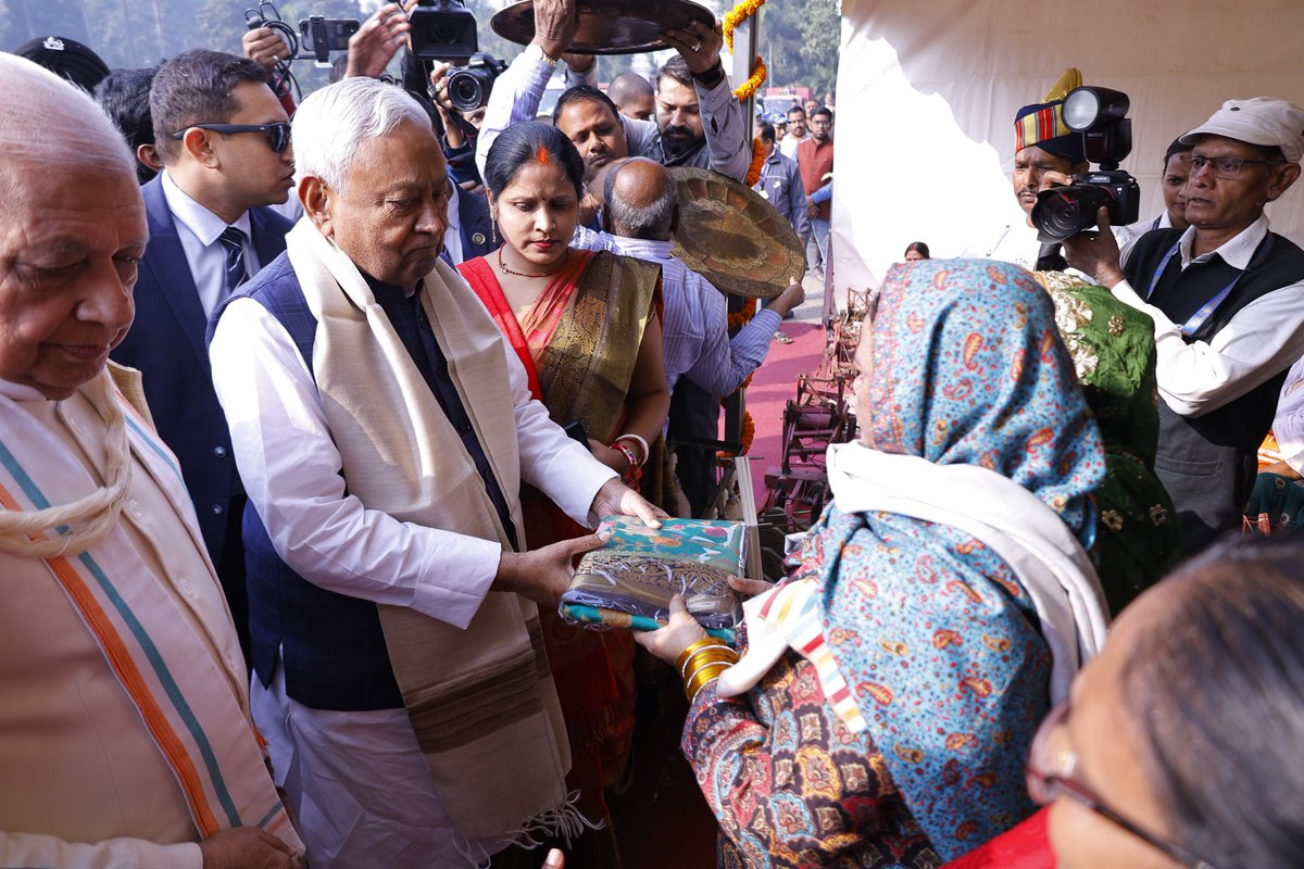 माननीय मुख्यमंत्री श्री नीतीश कुमार जी ने आज राजेन्द्र चौक स्थित देशरत्न डॉ. राजेन्द्र प्रसाद जी की प्रतिमा पर माल्यार्पण कर उन्हें श्रद्धापूर्वक नमन किया।इसके उपरांत माननीय मुख्यमंत्रीजी ने स्वदेशी कंबल आश्रम की चरखा कात रही महिलाओं के बीच साड़ी वितरण कर उन्हें प्रोत्साहित किया।