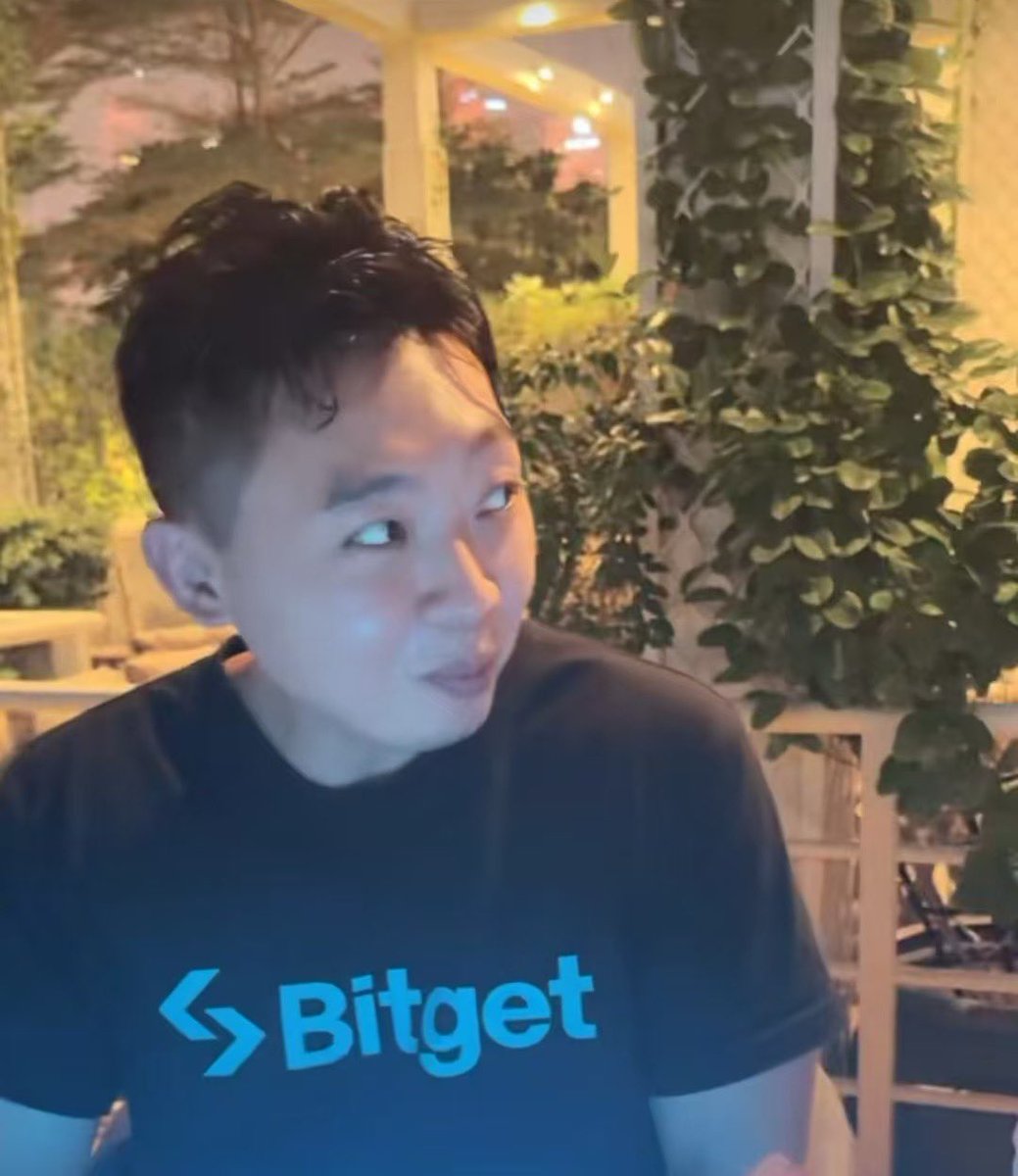 BitInvolution's tweet image. 昨天晚上8点下飞机，堵车2个小时才到现场…错过了名场面

其实现场很多厉害的交易员，节点和kol，没想到出圈的是这个🥹

可能这就是命吧，真不是啥事件营销，就是BG这把该有流量

我都忘了其实是来参加币安区块链周了