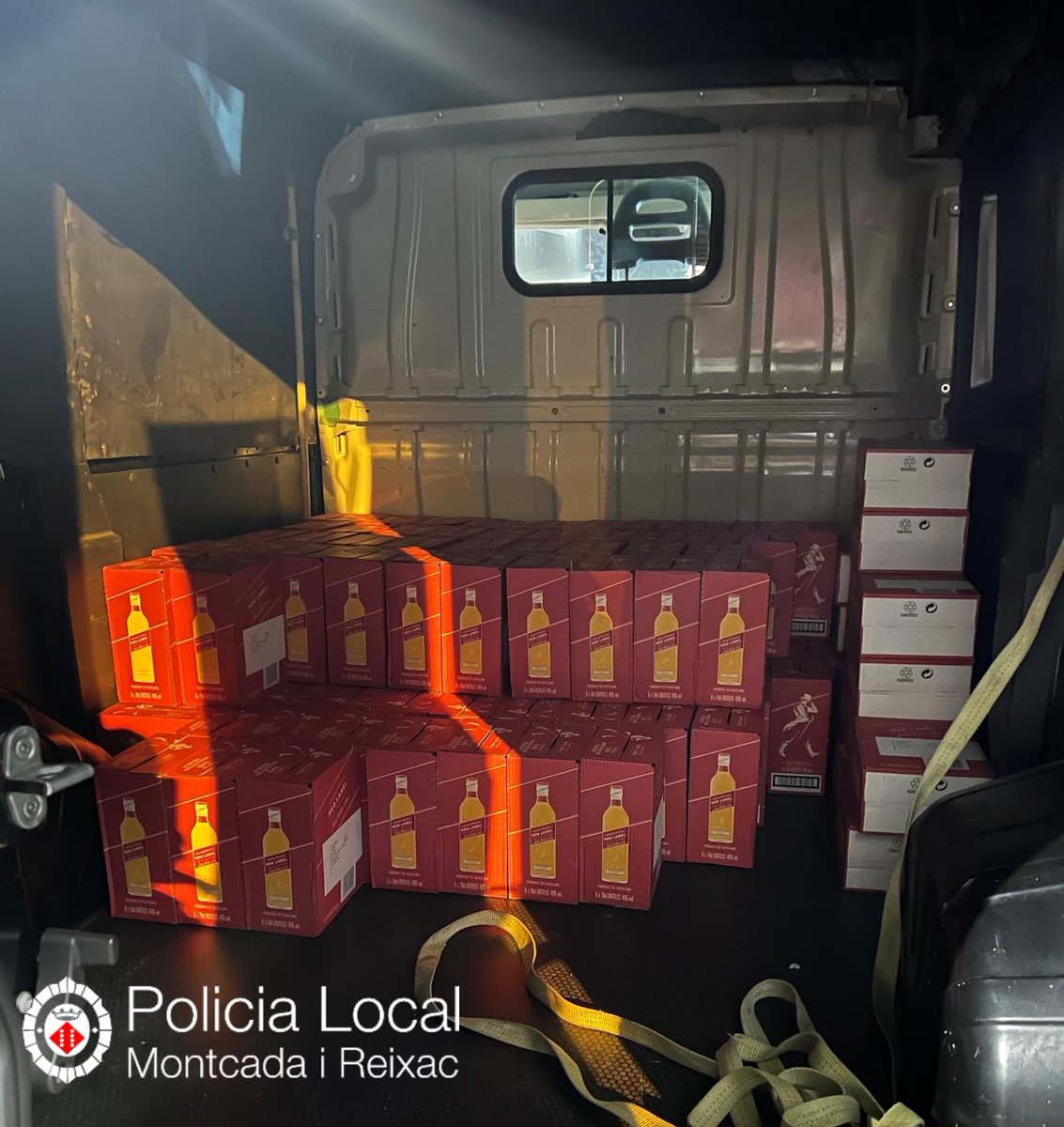 Ens avisen que s’estava passant mercaderia d’un camió cap a un altre. 

En arribar trobem 2 persones que ja havien sostret caixes de begudes alcohòliques per valor de 16.000€. 
 
Un tercer individu del grup se l’ha trobat pels voltants. 

Tots detinguts #PoliciaLocal #Montcada