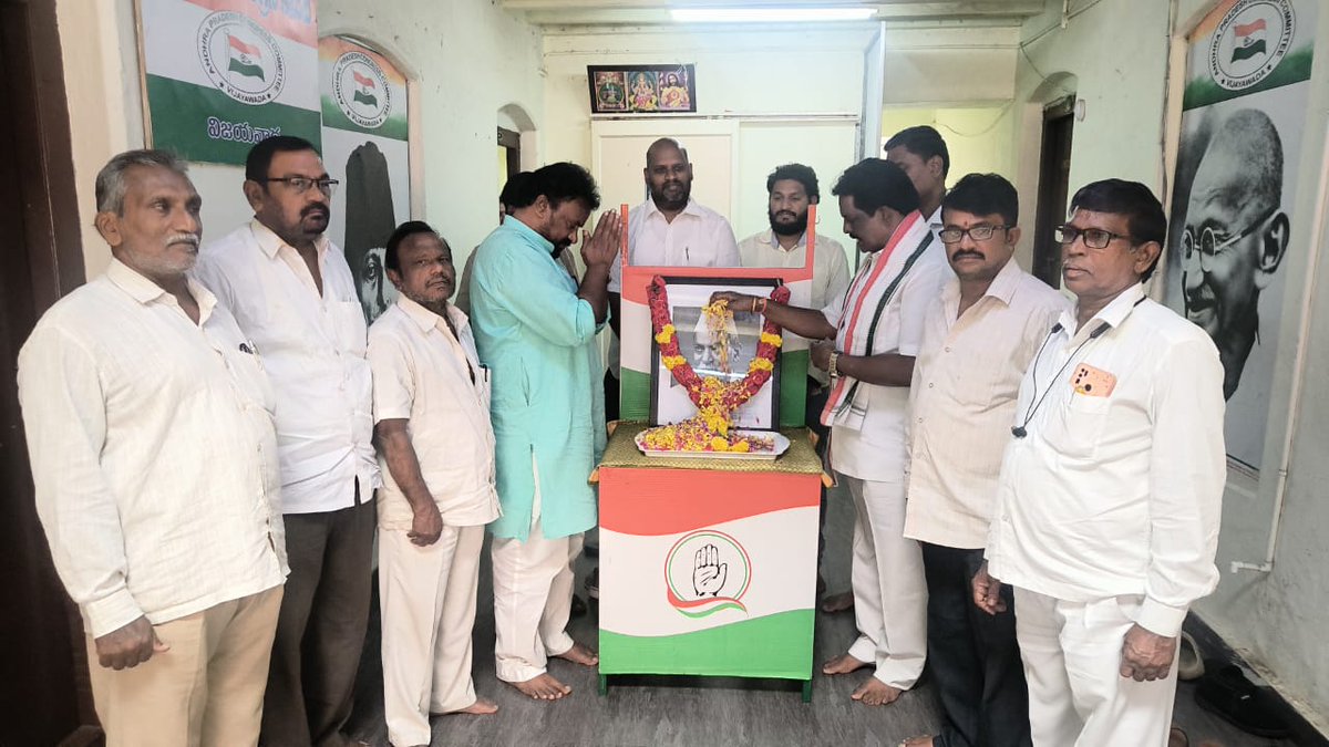 MastanValiINC's tweet photo. 🕊️ Grand tributes at Andhra Ratna Bhavan on the occasion of Dr. Rajendra Prasad's Jayanti 🎊💐🌹 Today, on the occasion of the birth anniversary of Dr. Rajendra Prasad, the first President of India and a prominent figure among the framers of the Constitution, grand tributes were paid at Andhra Ratna Bhavan in Vijayawada under the auspices of the Congress Party. 💐 Congress Party city presidents, leaders, and activists participated and paid floral tributes to the portrait of Dr. Rajendra Prasad, commemorating his services. Tributes were paid to his contribution to strengthening Indian democracy 🎊🌹🇮🇳 #RajendraPrasadJayanti #CongressForPeople #AndhraRatnaBhavan 
@INC_Andhra @INCIndia @manickamtagore @RahulGandhi @realyssharmila