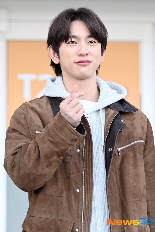 PHOTO】GOT7 ジニョン、海外スケジュールのため出国…爽やかに挨拶