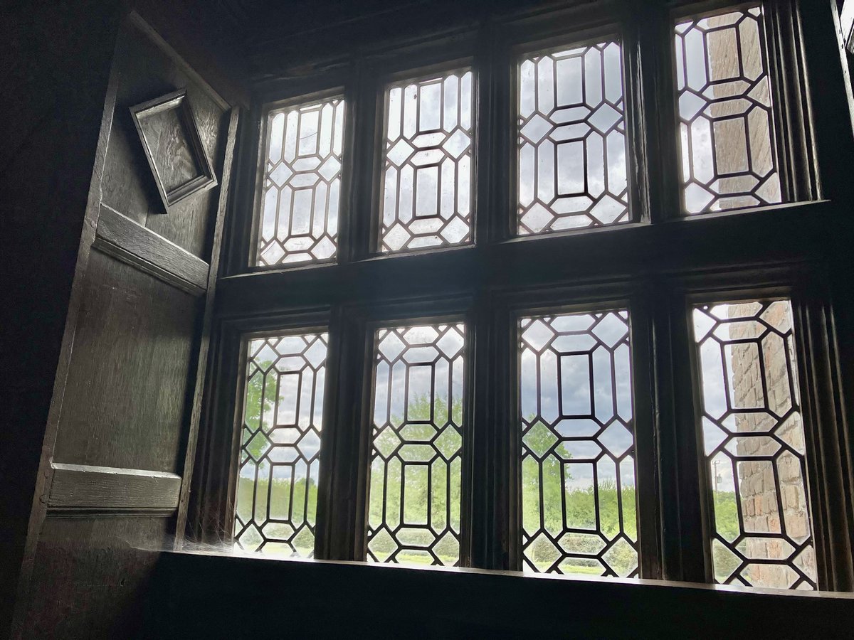 TulipHeather's tweet image. #WeekWForWindows
#AlphabetChallenge
Also #WindowsOnWednesday 
Some of the many amazing windows at Little Moreton Hall, Cheshire