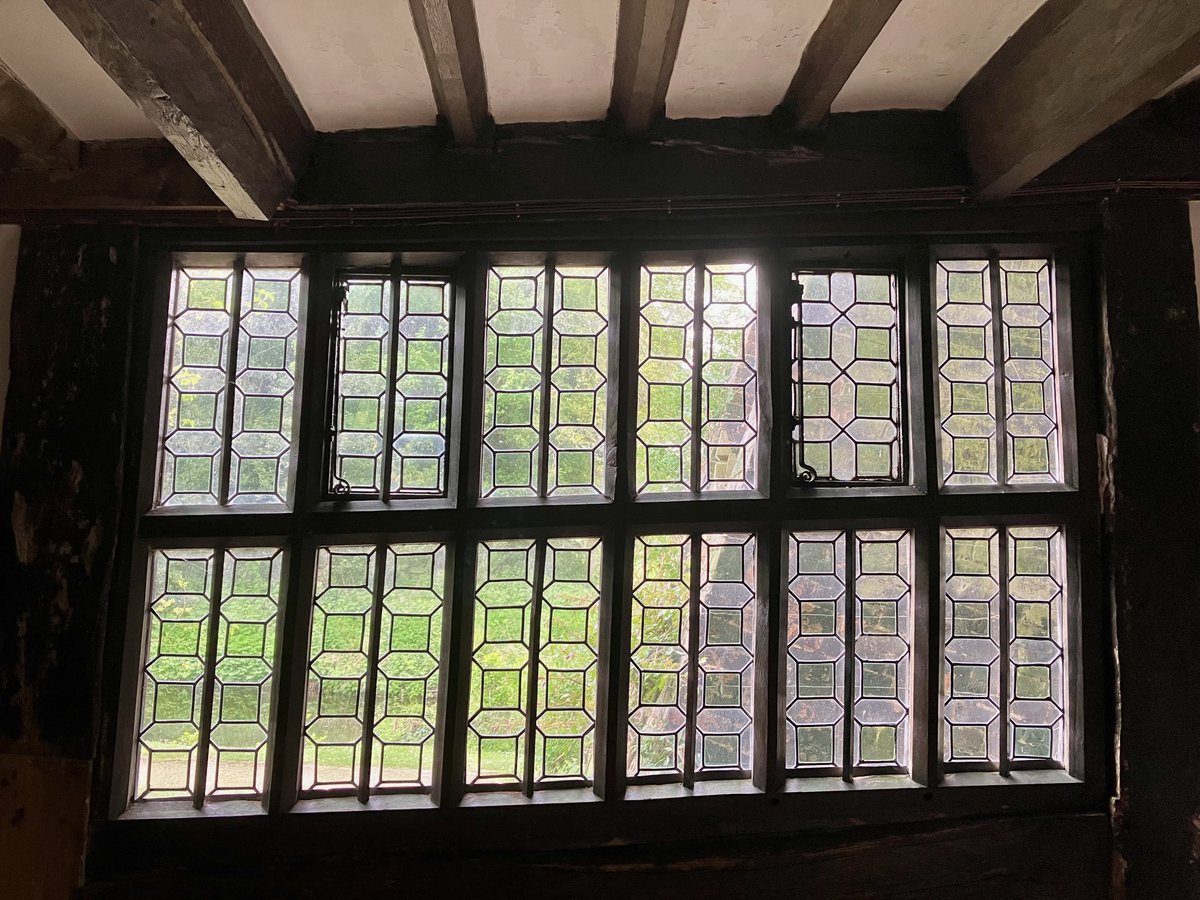 TulipHeather's tweet image. #WeekWForWindows
#AlphabetChallenge
Also #WindowsOnWednesday 
Some of the many amazing windows at Little Moreton Hall, Cheshire