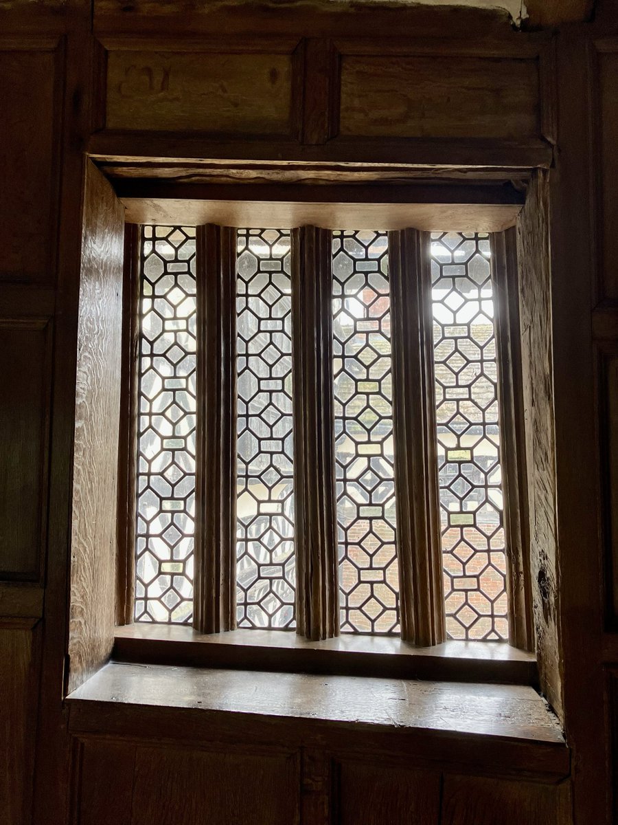 TulipHeather's tweet image. #WeekWForWindows
#AlphabetChallenge
Also #WindowsOnWednesday 
Some of the many amazing windows at Little Moreton Hall, Cheshire