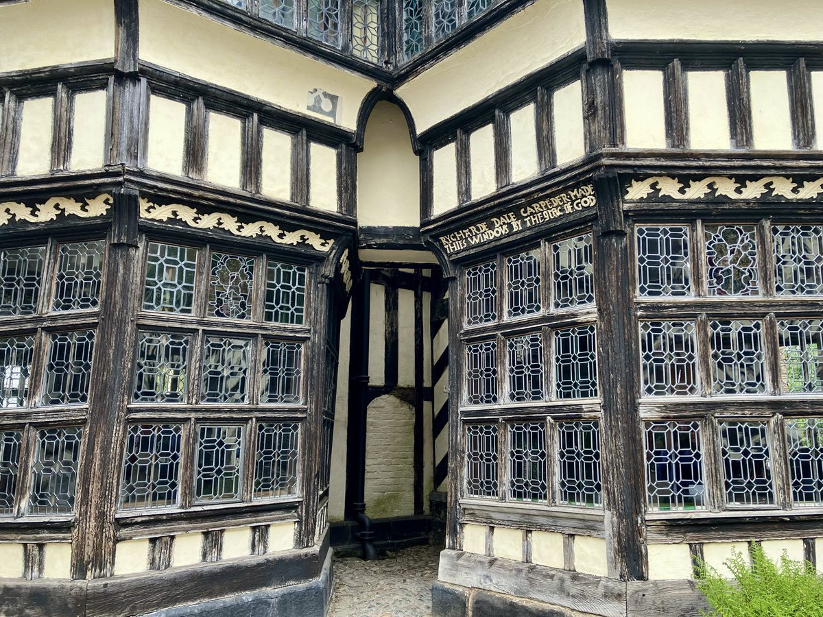 TulipHeather's tweet image. #WeekWForWindows
#AlphabetChallenge
Also #WindowsOnWednesday 
Some of the many amazing windows at Little Moreton Hall, Cheshire