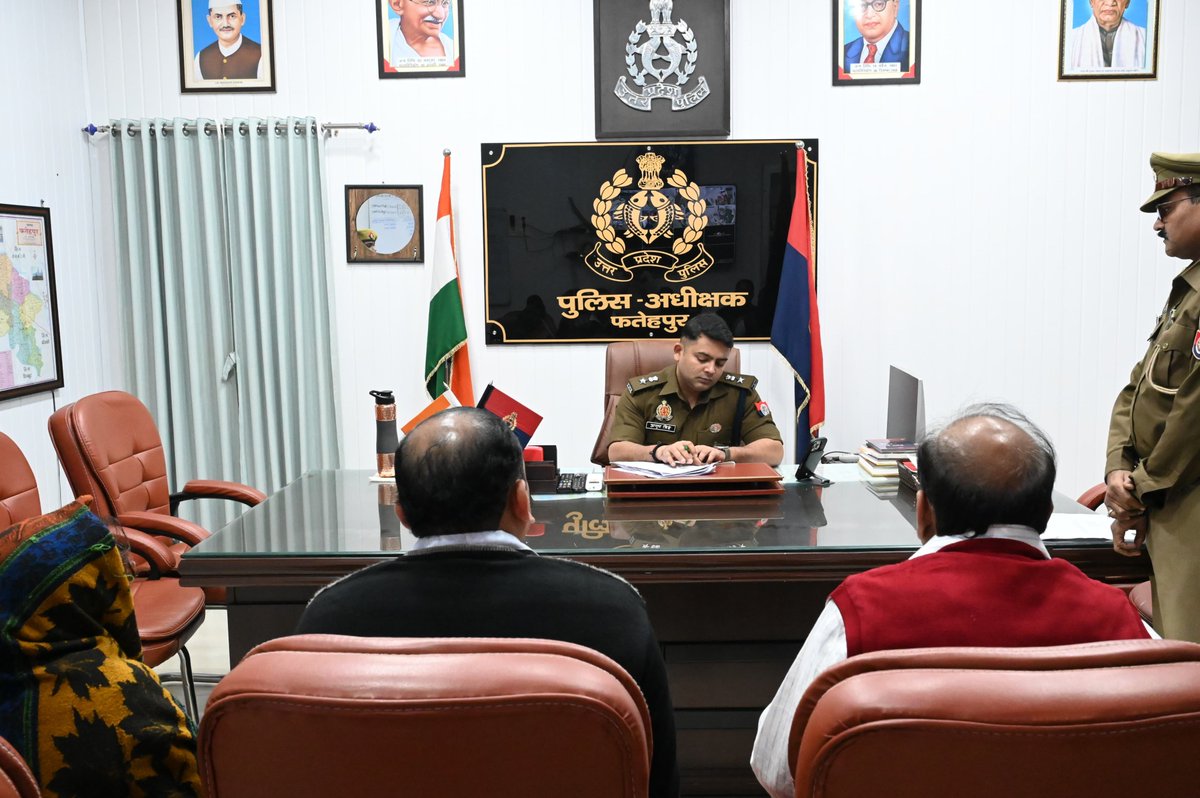 fatehpurpolice's tweet image. #Spfhr के द्वारा पुलिस कार्यालय में जनता की समस्याओं को सुनकर उनके गुणवत्तापूर्ण एवं समयबद्ध निस्तारण हेतु सम्बन्धित को निर्देशित किया जा रहा है।             
#UPPolice