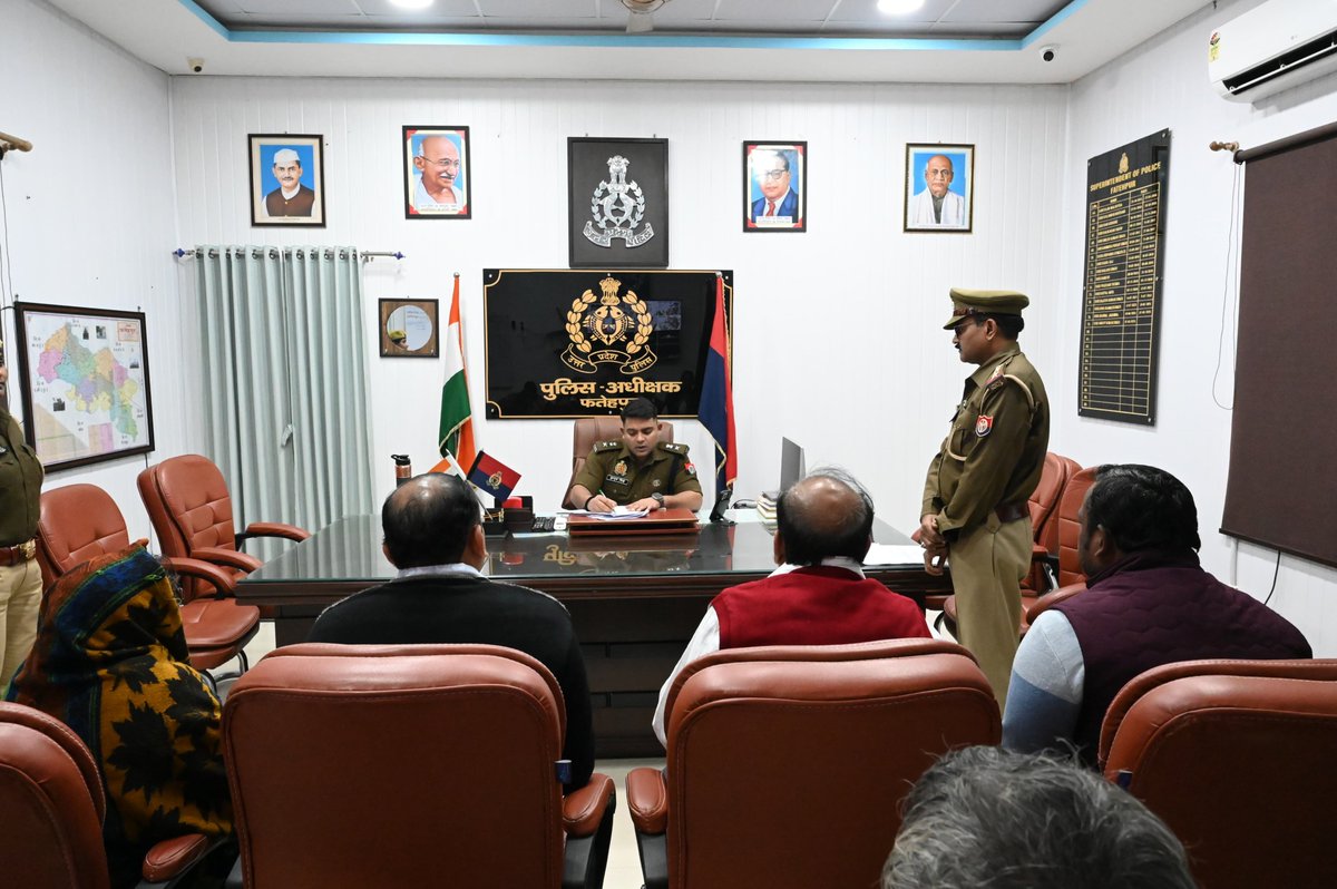 fatehpurpolice's tweet image. #Spfhr के द्वारा पुलिस कार्यालय में जनता की समस्याओं को सुनकर उनके गुणवत्तापूर्ण एवं समयबद्ध निस्तारण हेतु सम्बन्धित को निर्देशित किया जा रहा है।             
#UPPolice