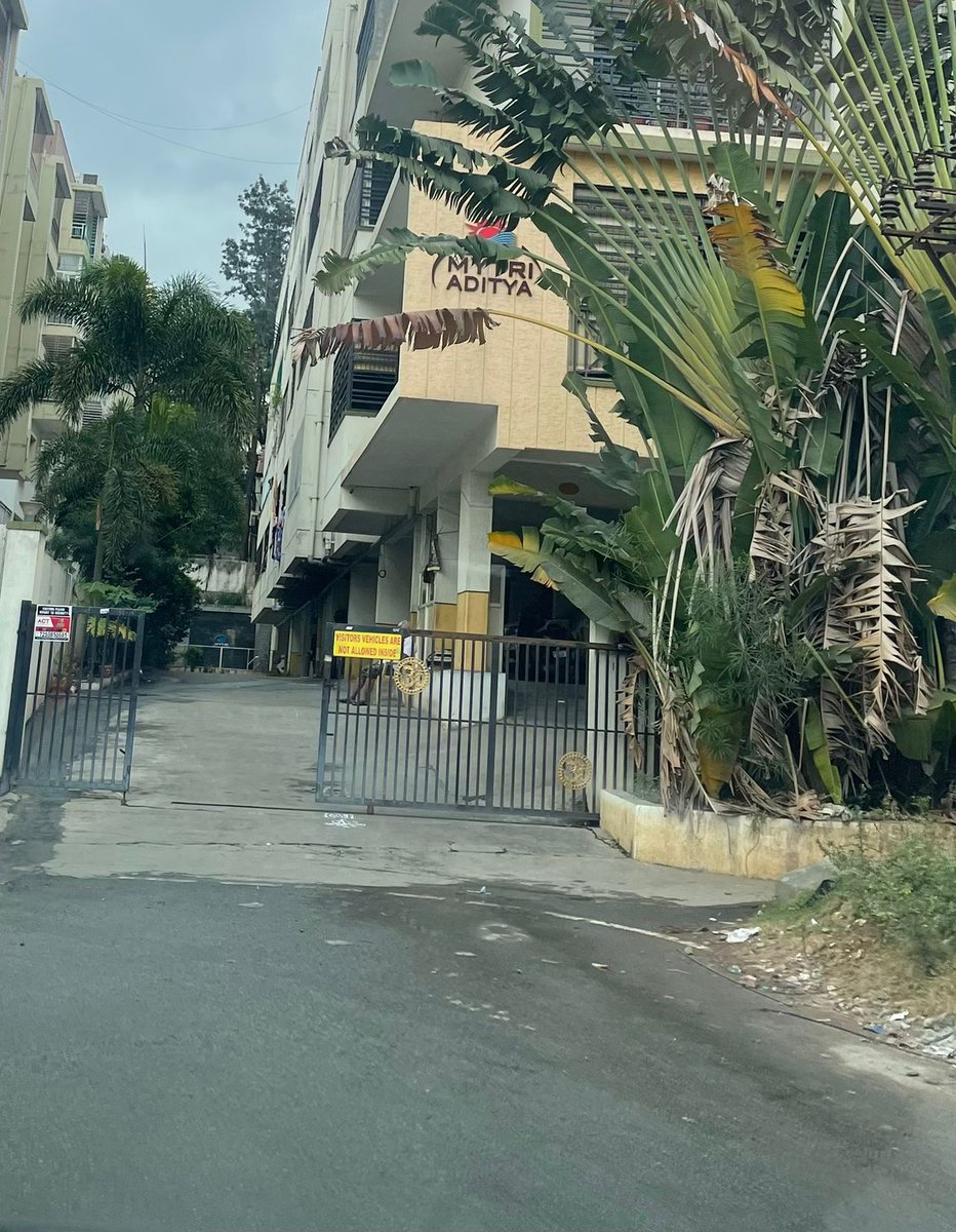 Digitalgurublr's tweet image. this apartments toilet water is flowing on road for several days now, please act asap @ICCCBengaluru @GBAChiefComm @GBA_office 
location - Aditya Mytri Apartment Ramanjaneya Nagar Chikkalasandra, next to Vijaya Oasis Apartment.
@BlrCityPolice @blrcitytraffic @DKShivakumar