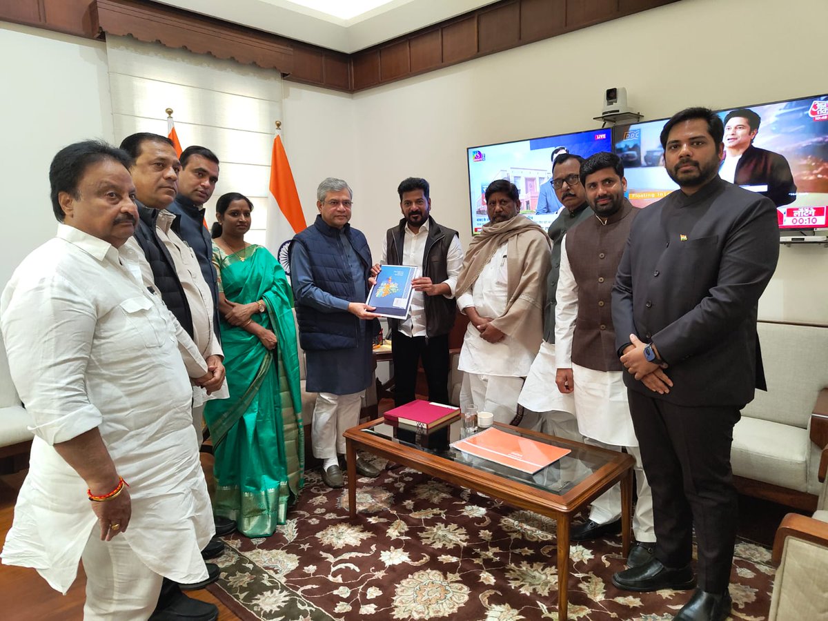 revanth_anumula's tweet image. Met Union minister for Railways, I&amp;amp;B and E&amp;amp;IT Shri @AshwiniVaishnaw ji in the national capital to invite him for the #TelanganaRising Global Summit being conducted on December 8, 9 in Bharat Future City, Hyderabad.

Led the delegation to invite several key leaders from the Centre…